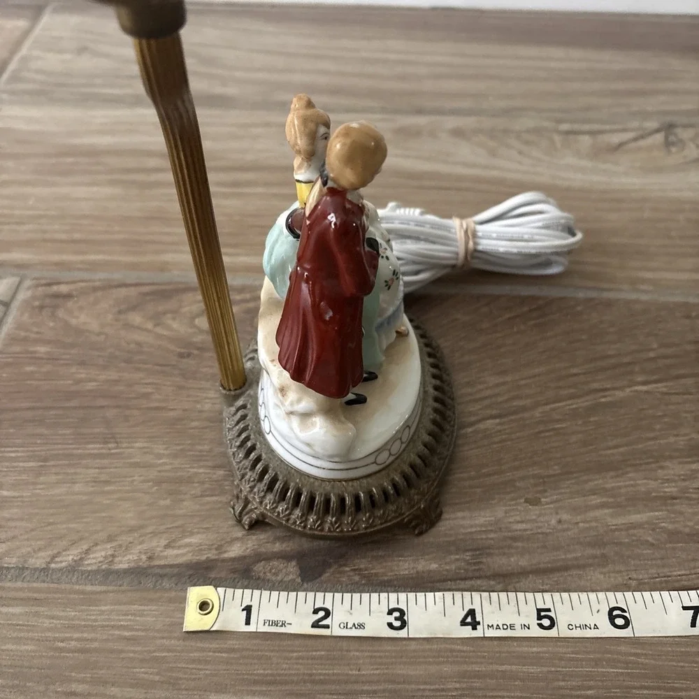Antique 1930s bedroom table lamp Porcelain colonial figures 12